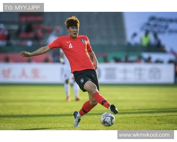 某足球明星穿紧身衣训练照曝光 引发球迷热议并激起话题讨论